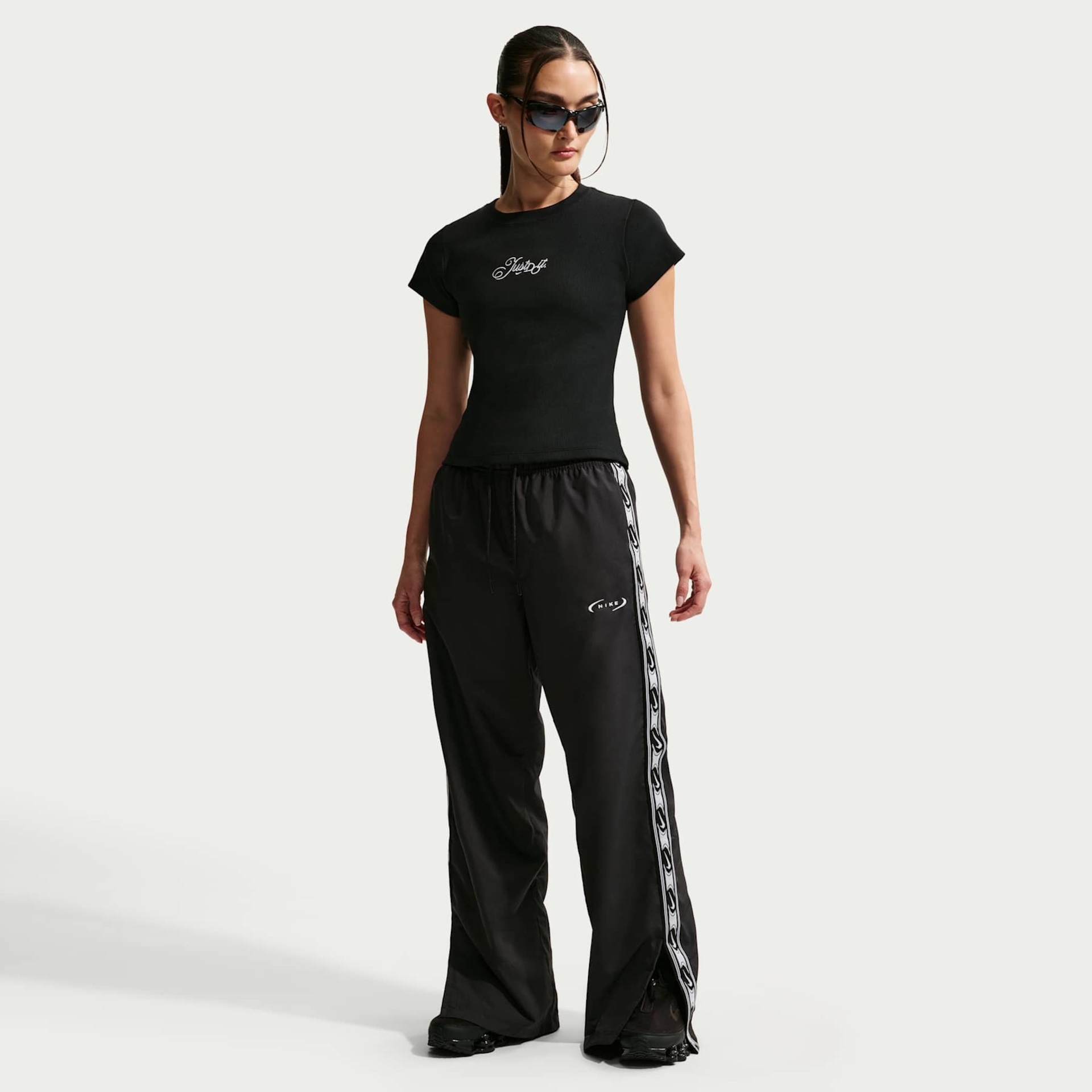 Calça Nike Sportswear Woven Feminina - Foto 1