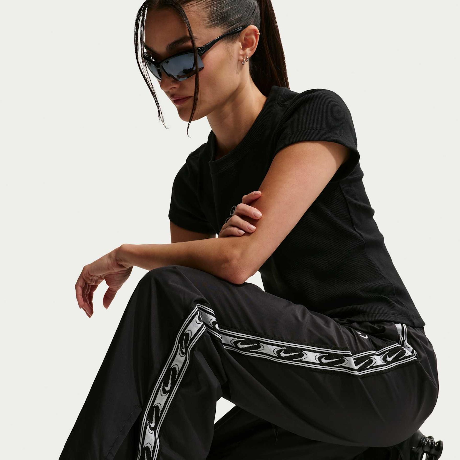 Calça Nike Sportswear Woven Feminina - Foto 4