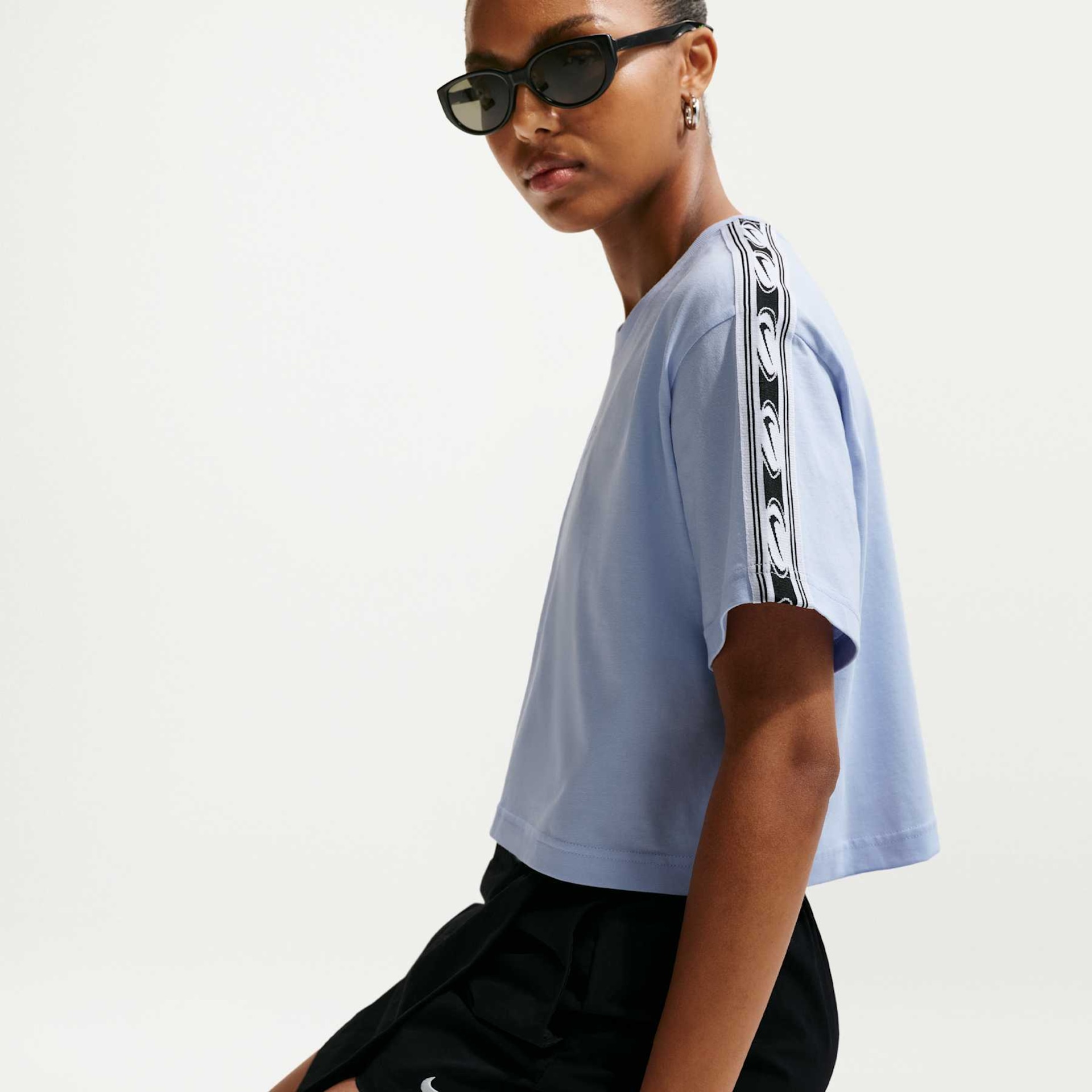 Camiseta Cropped Nike Sportswear Varsity 18 Feminina - Foto 3