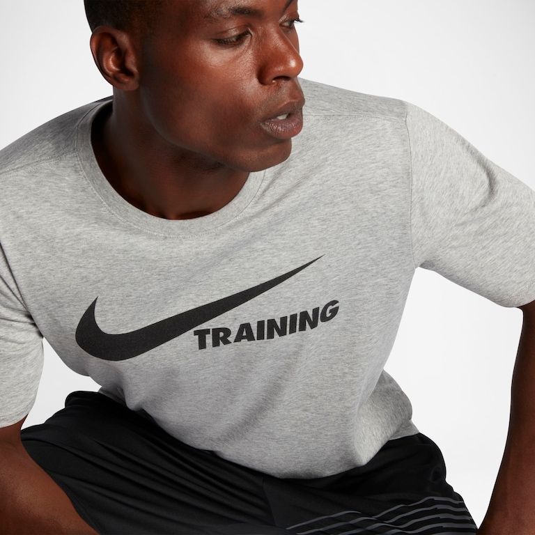 Camiseta Nike Training Swoosh Masculina - Foto 4
