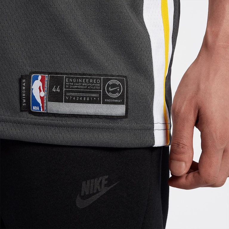 Camiseta Nike Golden State Warriors Swingman Masculina (Stephen Curry) - Foto 4
