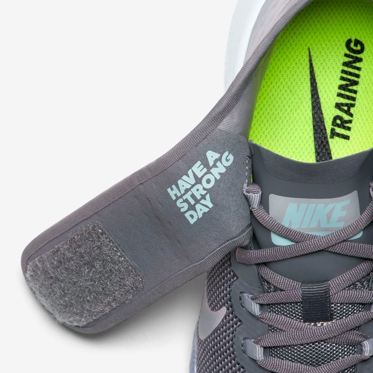 Tênis Nike Air Zoom Strong 2 Feminino - Foto 7