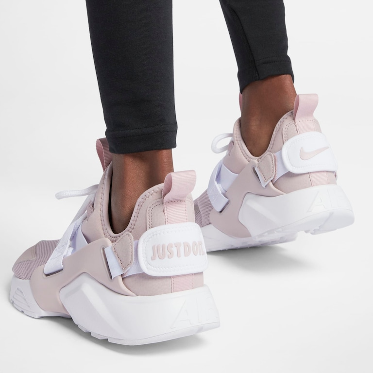 Tênis Nike Air Huarache City Low Feminino - Foto 10