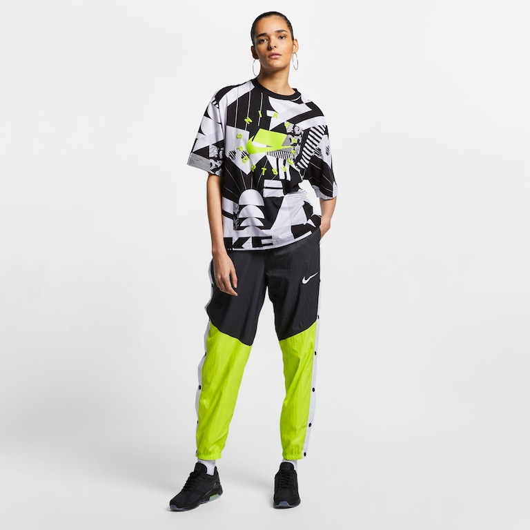 Camiseta Nike Sportswear AOP Unissex - Foto 9
