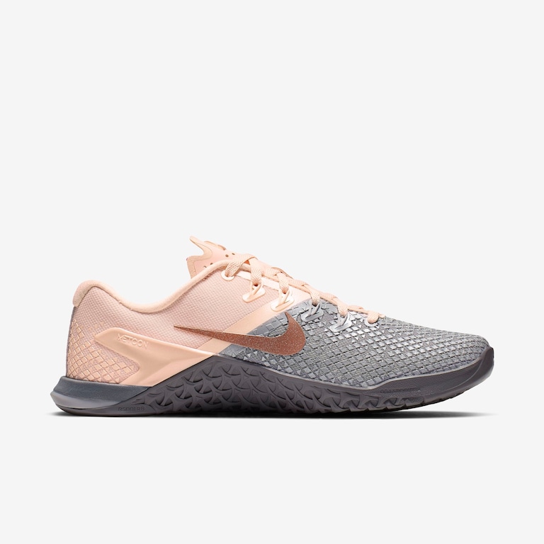 Tênis Nike Metcon 4 XD Metallic Feminino - Foto 3