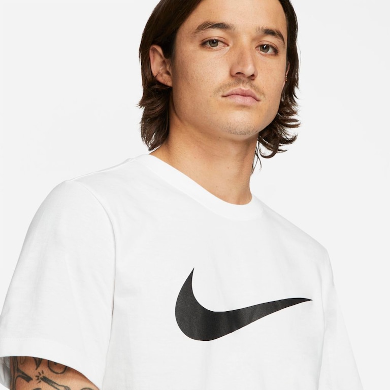 Camiseta Nike Sportswear Swoosh Masculina - Foto 3