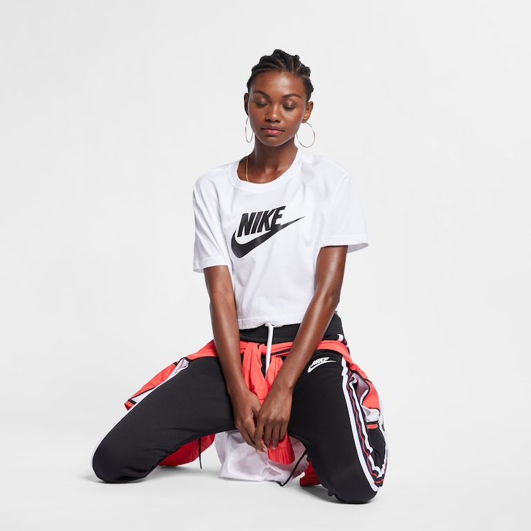 Camiseta Nike Sportswear Essential Feminina - Foto 6