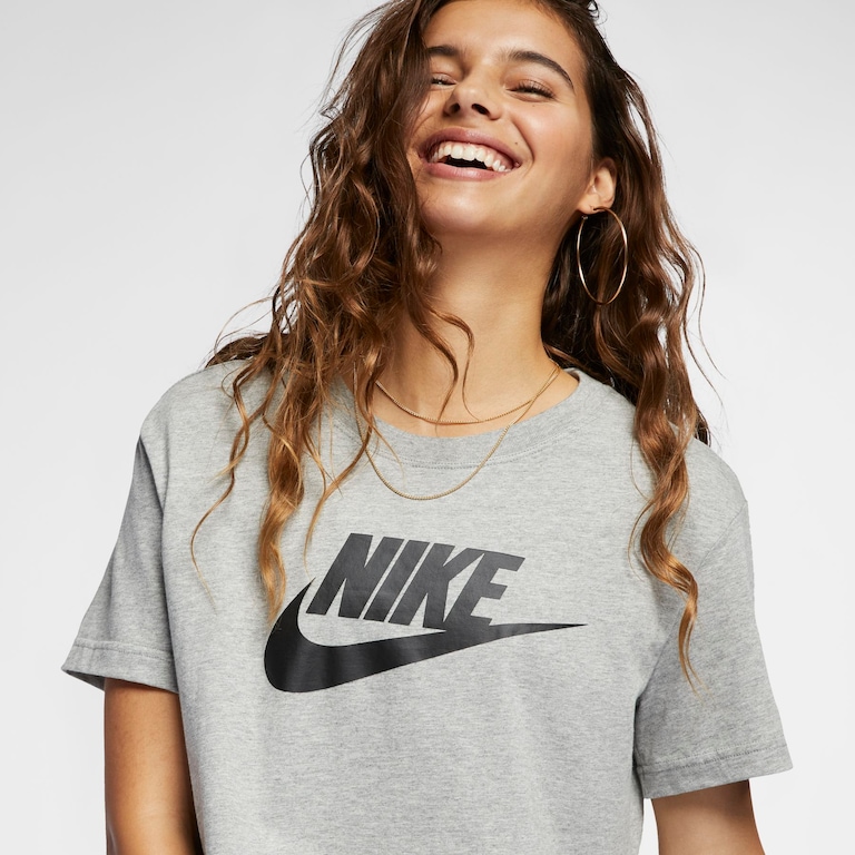 Camiseta Nike Sportswear Essential Feminina - Foto 3