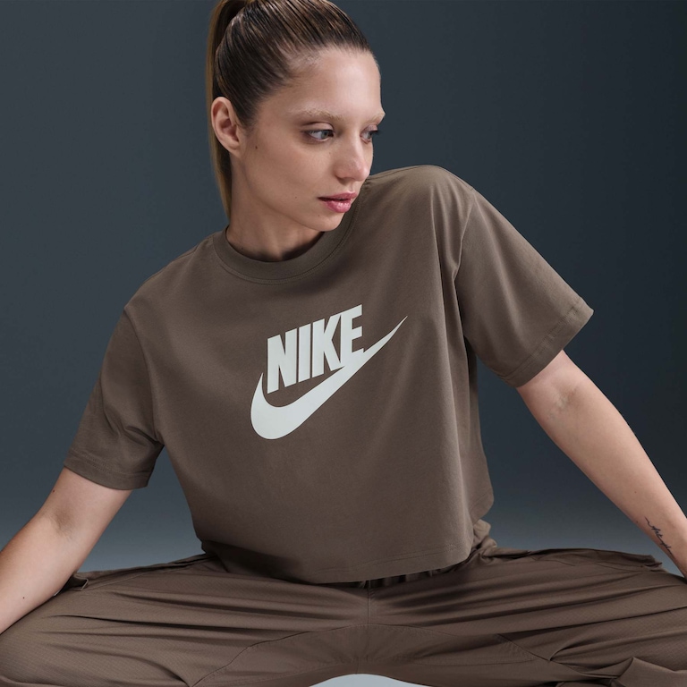 Camiseta Nike Sportswear Essential Feminina - Foto 3