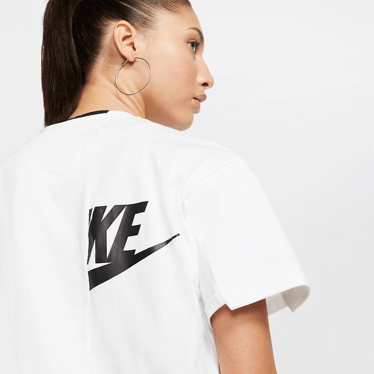 Camiseta Nike x Sacai Feminina - Foto 4