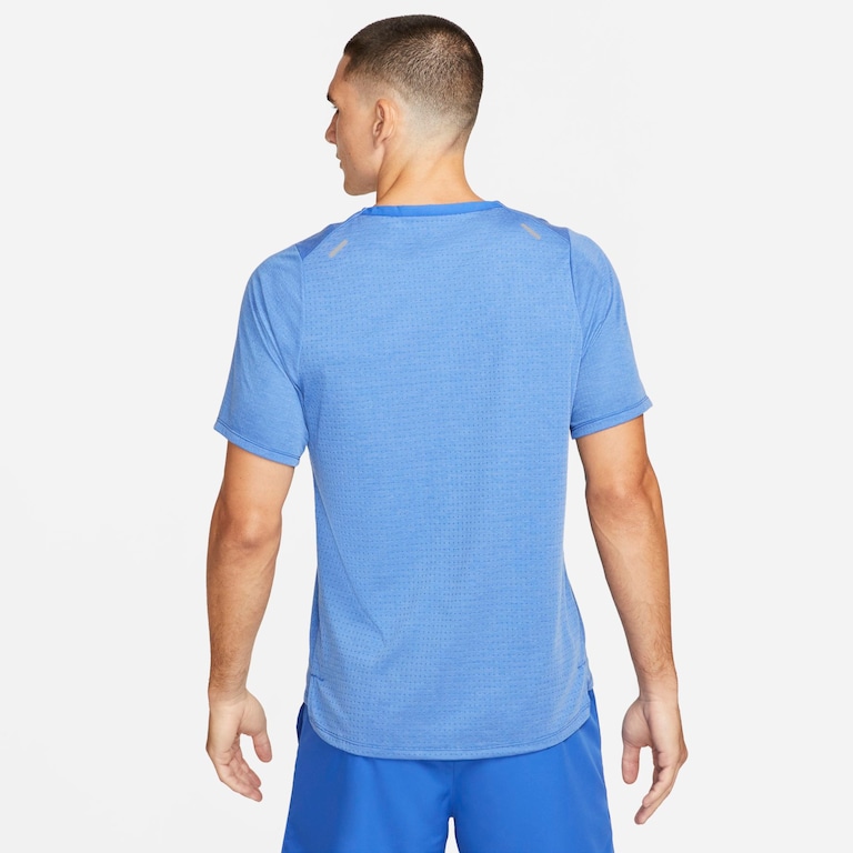 Camiseta Nike Rise 365 Masculina - Foto 2