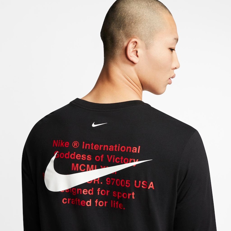 Camiseta Nike Sportswear Swoosh Masculina - Foto 4