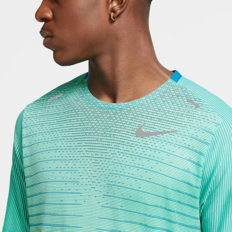Camiseta Nike TechKnit Future Fast Masculina - Foto 4