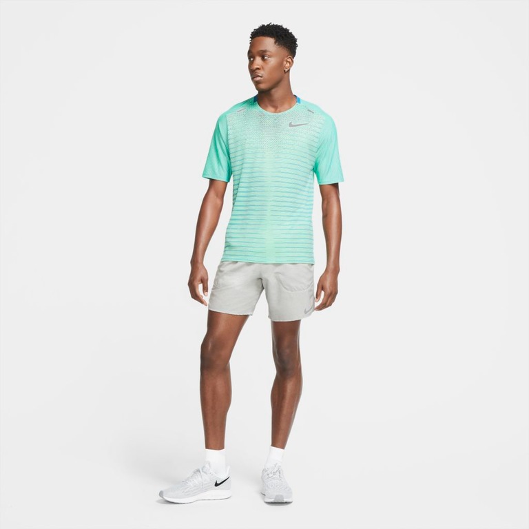 Camiseta Nike TechKnit Future Fast Masculina - Foto 5