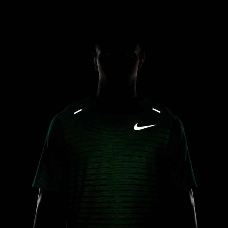 Camiseta Nike TechKnit Future Fast Masculina - Foto 6
