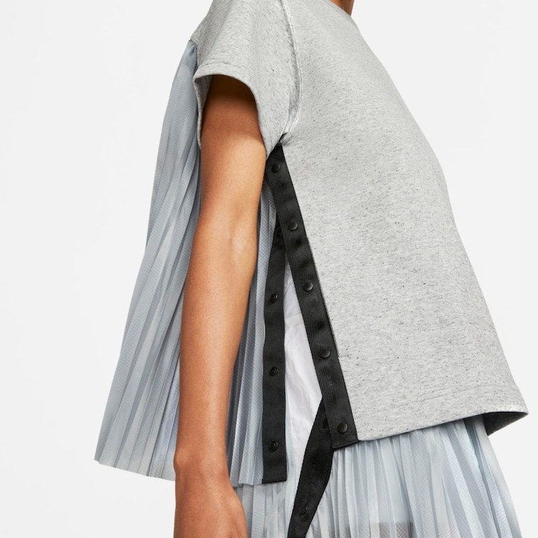 Camiseta Nike x Sacai Feminina - Foto 4