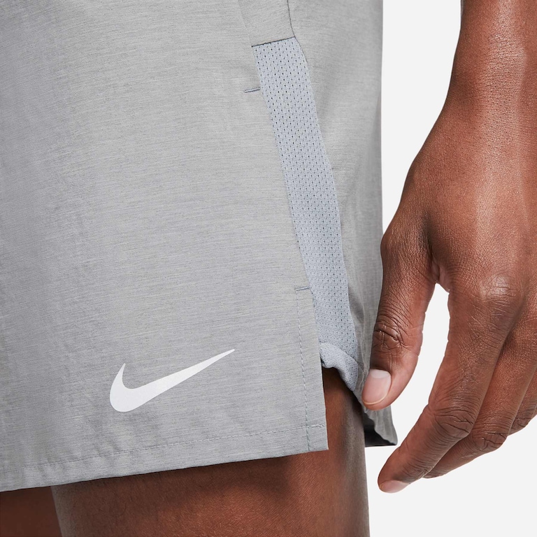 Shorts Nike Dri-FIT Challenger Masculino - Foto 12