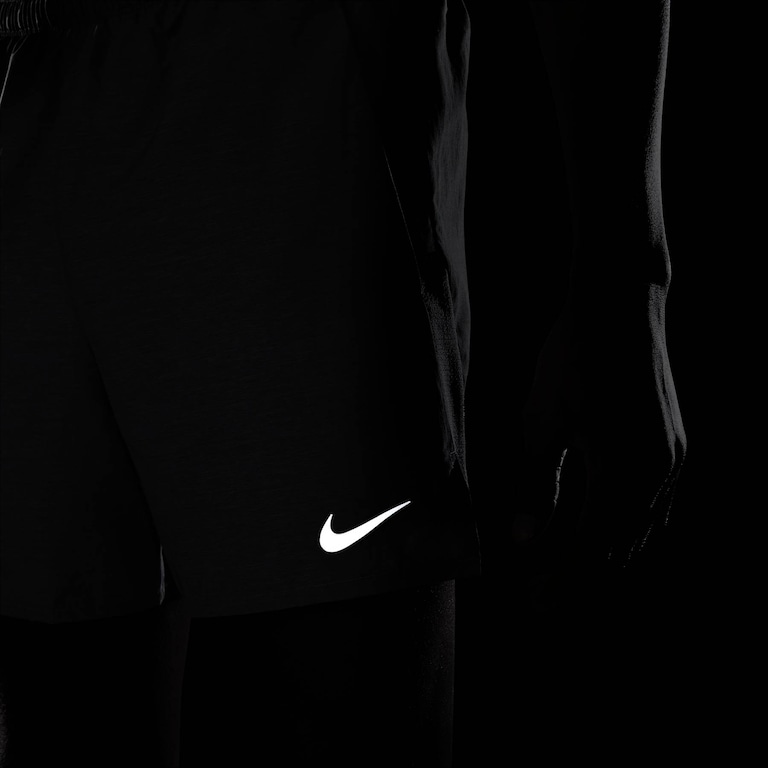 Shorts Nike Dri-FIT Challenger Masculino - Foto 17
