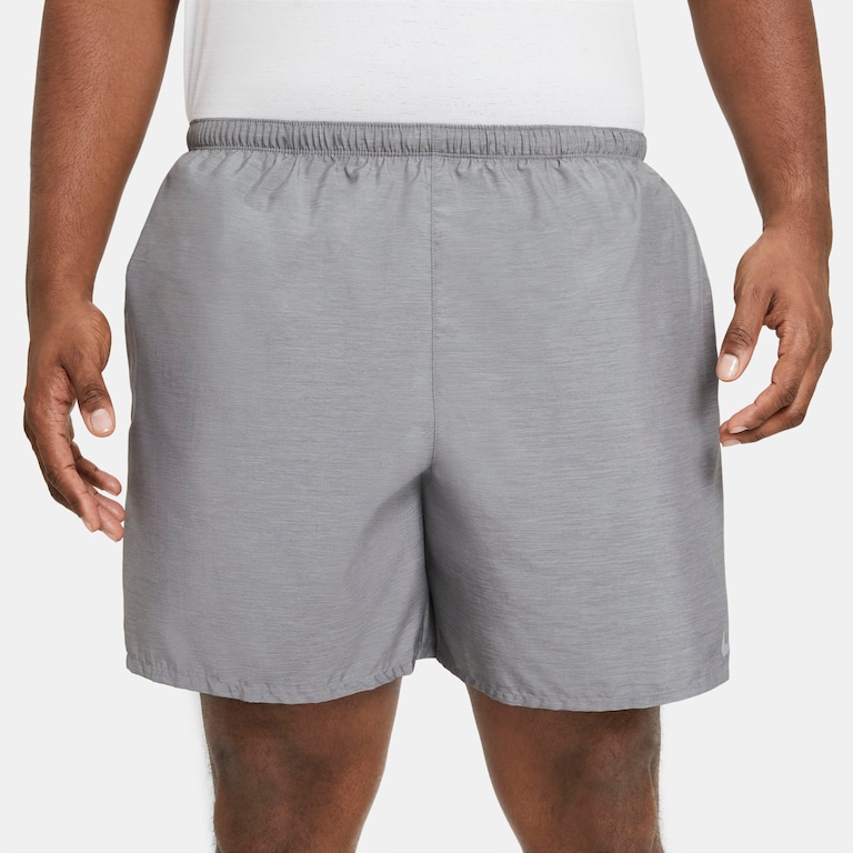 Shorts Nike Dri-FIT Challenger Masculino - Foto 11