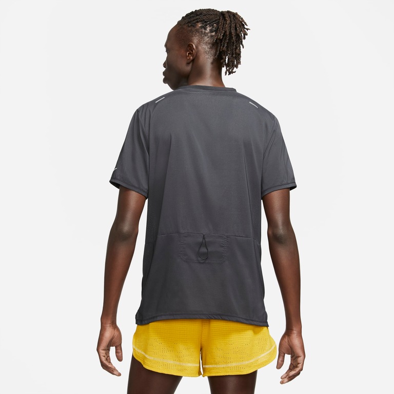 Camiseta Nike Rise 365 Run Division Masculina - Foto 2