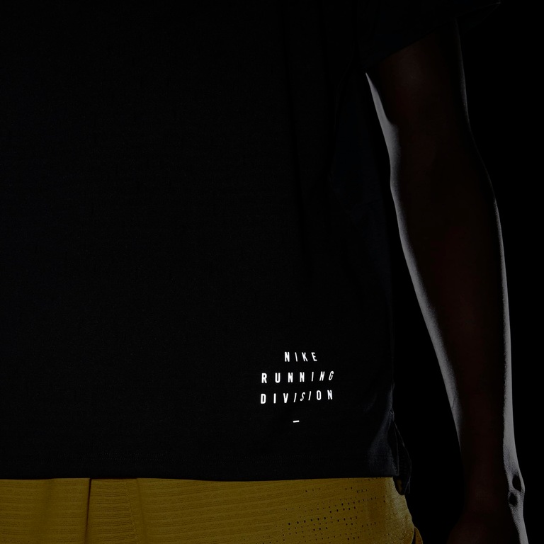 Camiseta Nike Rise 365 Run Division Masculina - Foto 10