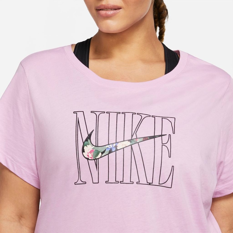 Plus Size - Camiseta Nike Sportswear Feminina - Foto 3