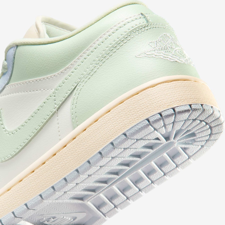 Tênis Air Jordan 1 Low Feminino - Foto 8