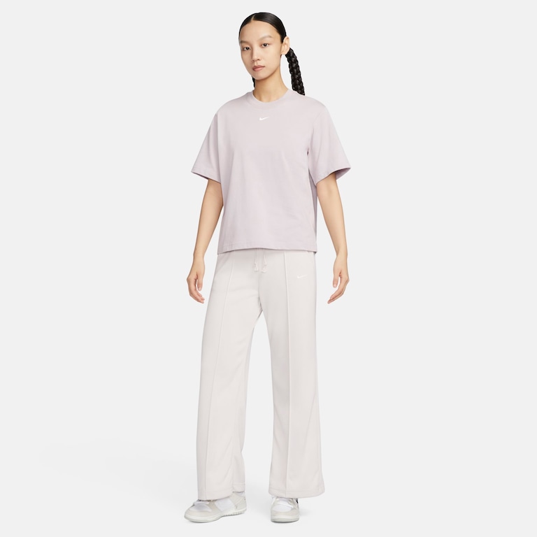 Camiseta Nike Sportswear Essentials Feminina - Foto 4