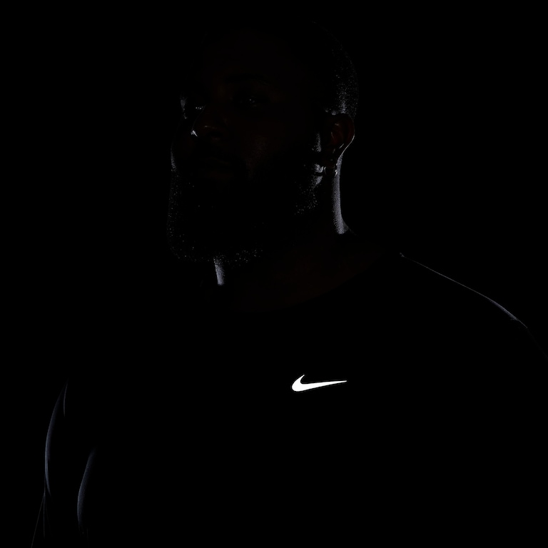 Camiseta Nike Dri-FIT UV Miler Masculina - Foto 13