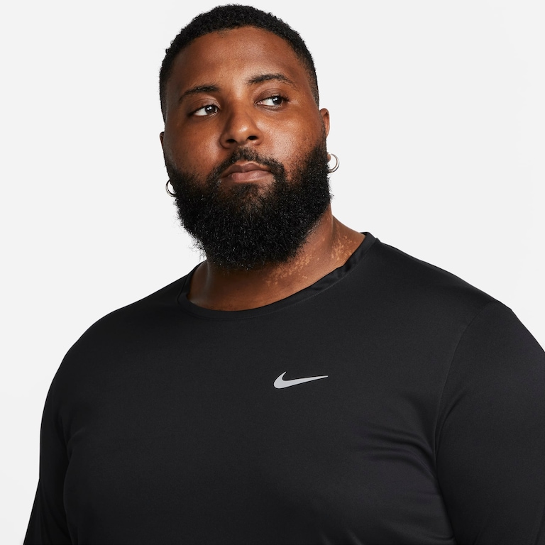 Camiseta Nike Dri-FIT UV Miler Masculina - Foto 10