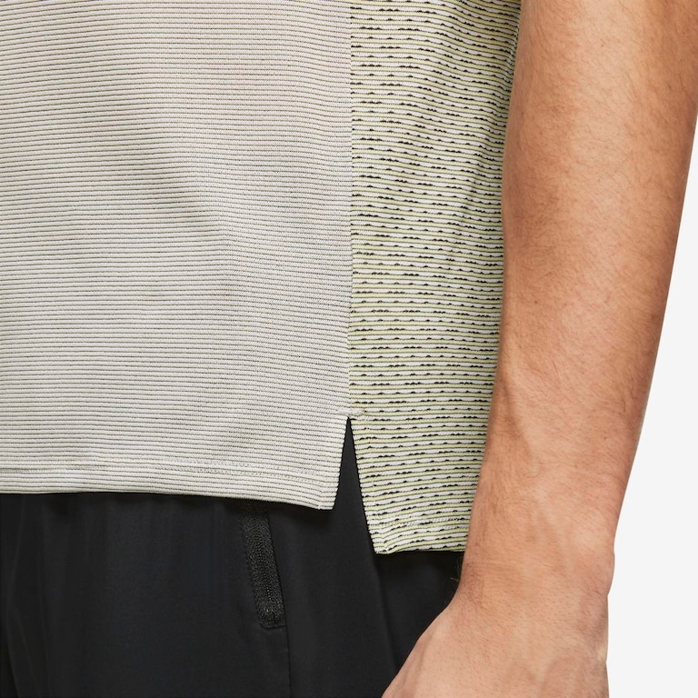 Camiseta Nike Dri-FIT ADV Run Division Techknit Masculina - Foto 3