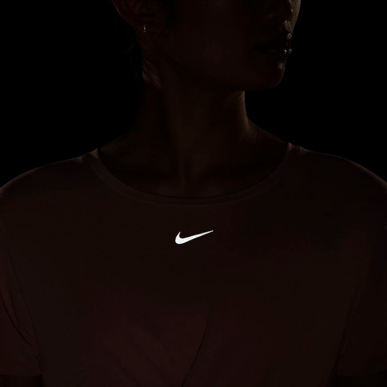 Camiseta Nike Dri-FIT One Luxe Feminina - Foto 4