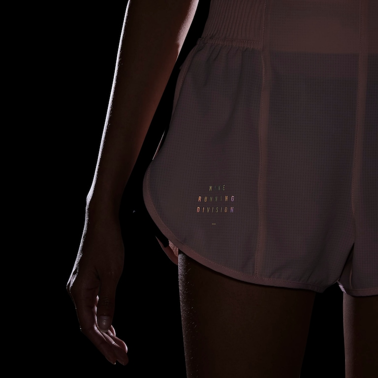 Shorts Nike Dri-FIT Run Division Tempo Luxe Feminino - Foto 11