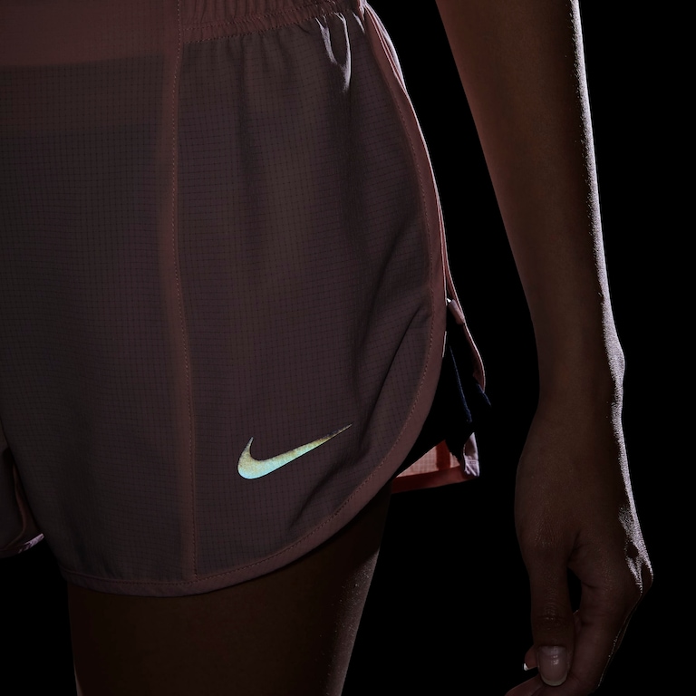 Shorts Nike Dri-FIT Run Division Tempo Luxe Feminino - Foto 10