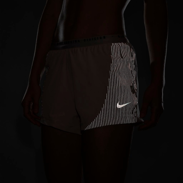 Shorts Nike Dri-FIT Run Division Tempo Luxe Feminino - Foto 8