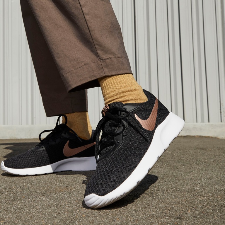 Tênis Nike Tanjun Feminino - Foto 2