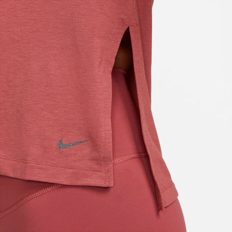 Camiseta Nike Yoga Dri-FIT Feminina - Foto 4