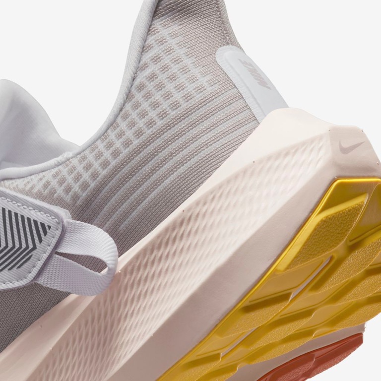Tênis Nike Pegasus FlyEase Feminino - Foto 8