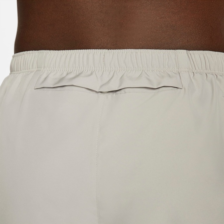 Shorts Nike Dri-FIT Run Division Challenger Masculino - Foto 6