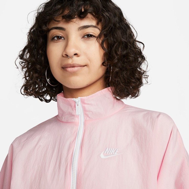 Jaqueta Nike Sportswear Essential Windrunner Feminina - Foto 3