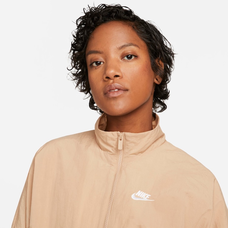 Jaqueta Nike Sportswear Essential Windrunner Feminina - Foto 3