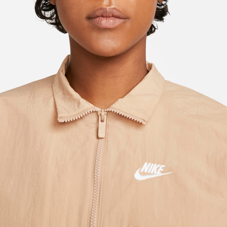 Jaqueta Nike Sportswear Essential Windrunner Feminina - Foto 5