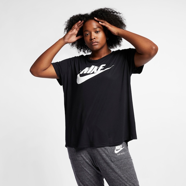 Plus Size - Camiseta Nike Sportswear Essential Feminina - Foto 1