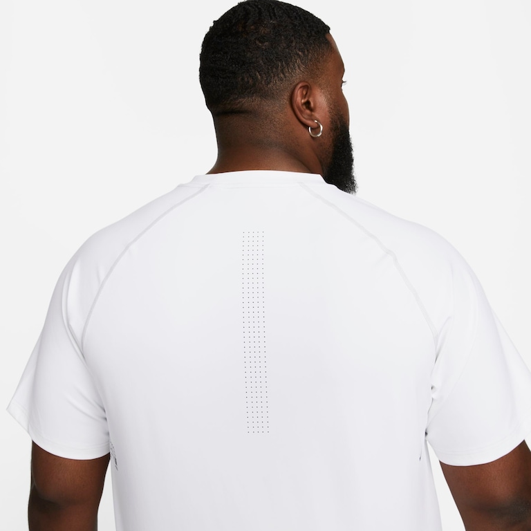 Camiseta Nike Dri-FIT Advanced Axis Masculina - Foto 13