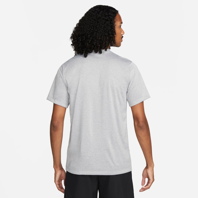 Camiseta Nike Dri-FIT Legend Masculina - Foto 2