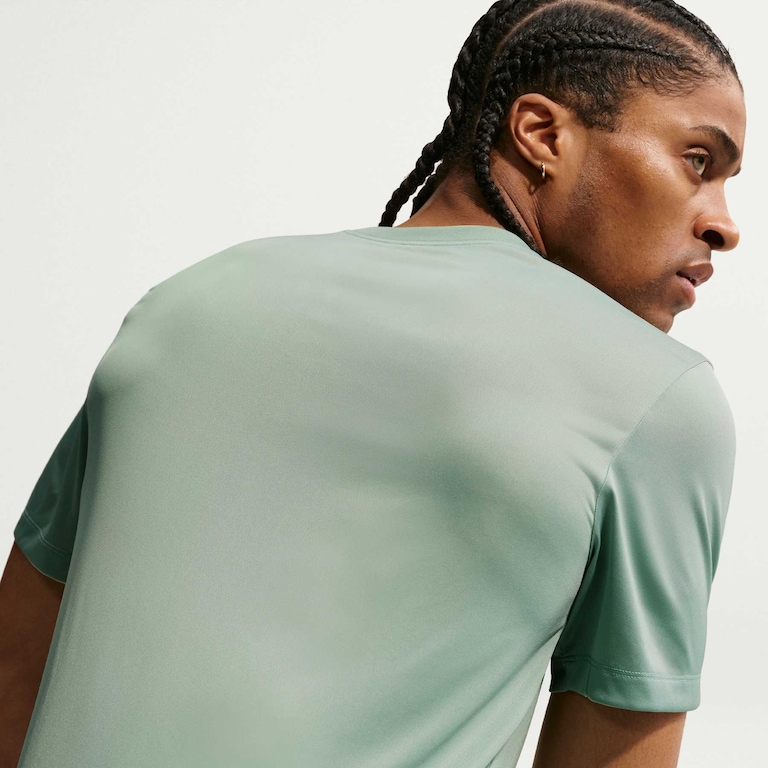 Camiseta Nike Dri-FIT Legend Masculina - Foto 2
