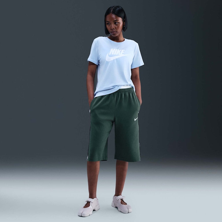 Camiseta Nike Sportswear Essentials Feminina - Foto 4