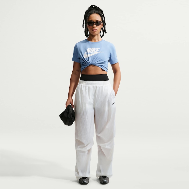 Camiseta Nike Sportswear Essentials Feminina - Foto 4