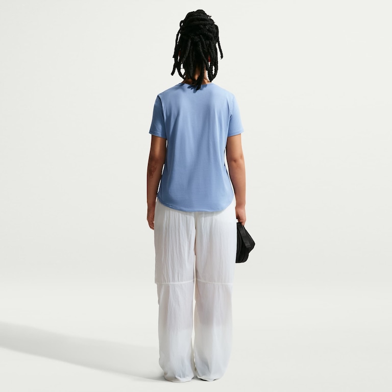 Camiseta Nike Sportswear Essentials Feminina - Foto 5