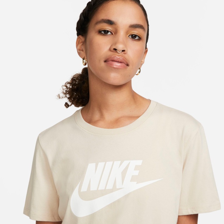 Camiseta Nike Sportswear Essentials Feminina - Foto 3